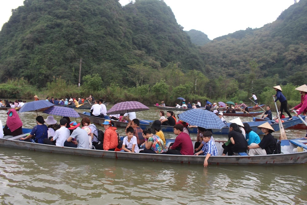 Tái diễn du khách không mặc áo phao trên suối Yến, chùa Hương